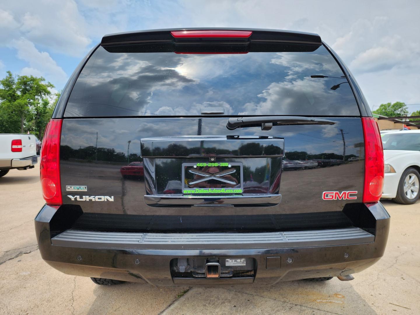 2012 BLACK /BEIGE LEATHER GMC Yukon SLT (1GKS1CE04CR) with an V8 engine, AUTO transmission, located at 2660 S.Garland Avenue, Garland, TX, 75041, (469) 298-3118, 32.885551, -96.655602 - Welcome to DallasAutos4Less, one of the Premier BUY HERE PAY HERE Dealers in the North Dallas Area. We specialize in financing to people with NO CREDIT or BAD CREDIT. We need proof of income, proof of residence, and a ID. Come buy your new car from us today!! This is a Super nice 2012 GMC YUKON S - Photo#4